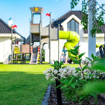 Family Resort Ustka - Domki Dwupoziomowe Z Basenem Exterior photo