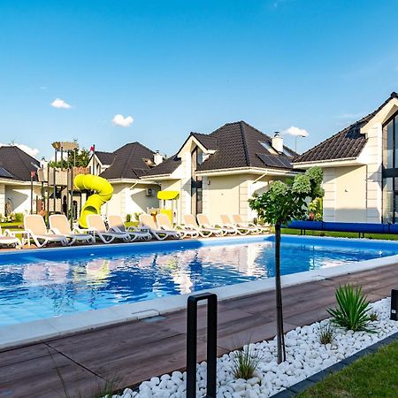 Family Resort Ustka - Domki Dwupoziomowe Z Basenem Exterior photo