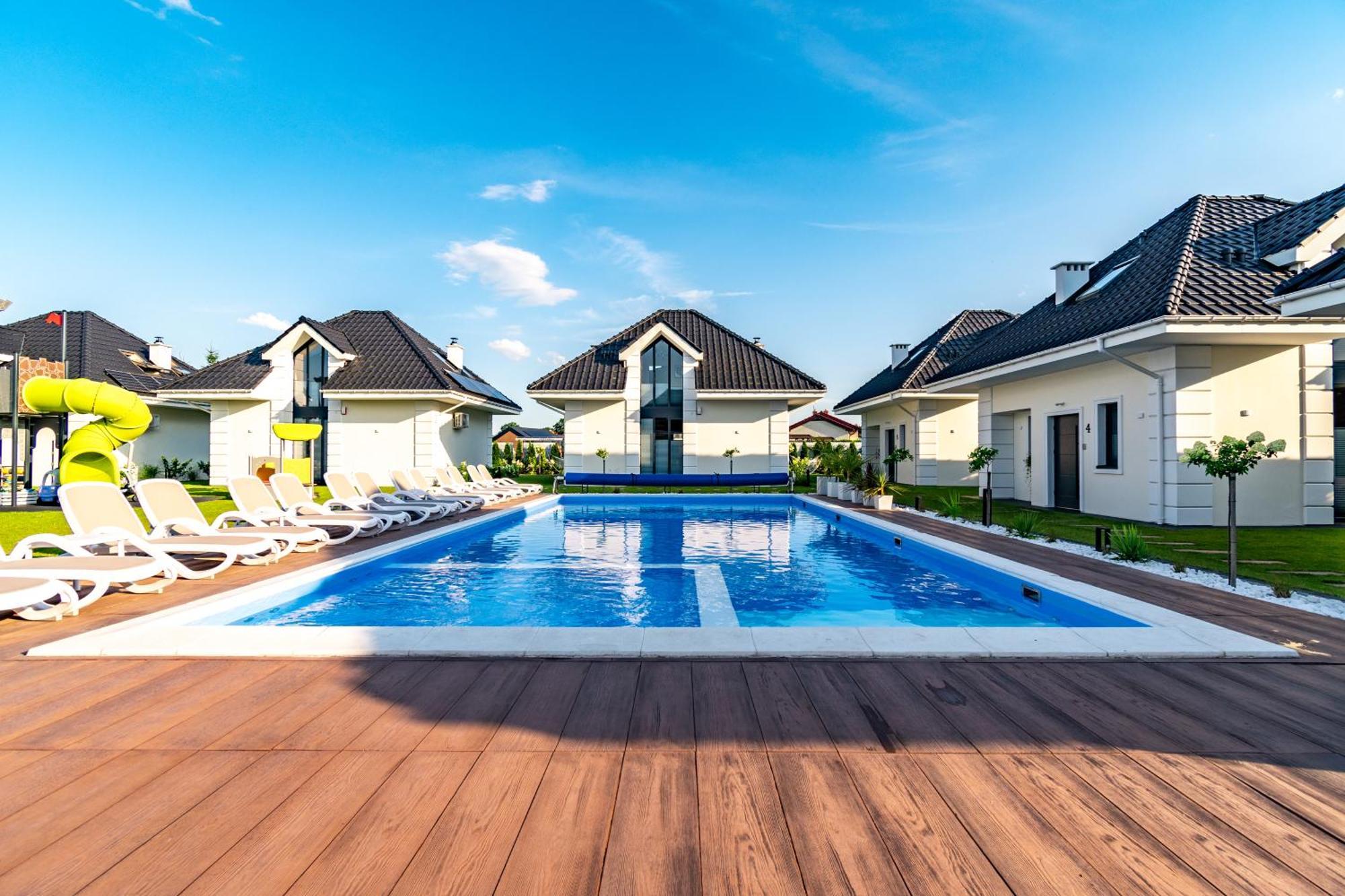 Family Resort Ustka - Domki Dwupoziomowe Z Basenem Exterior photo