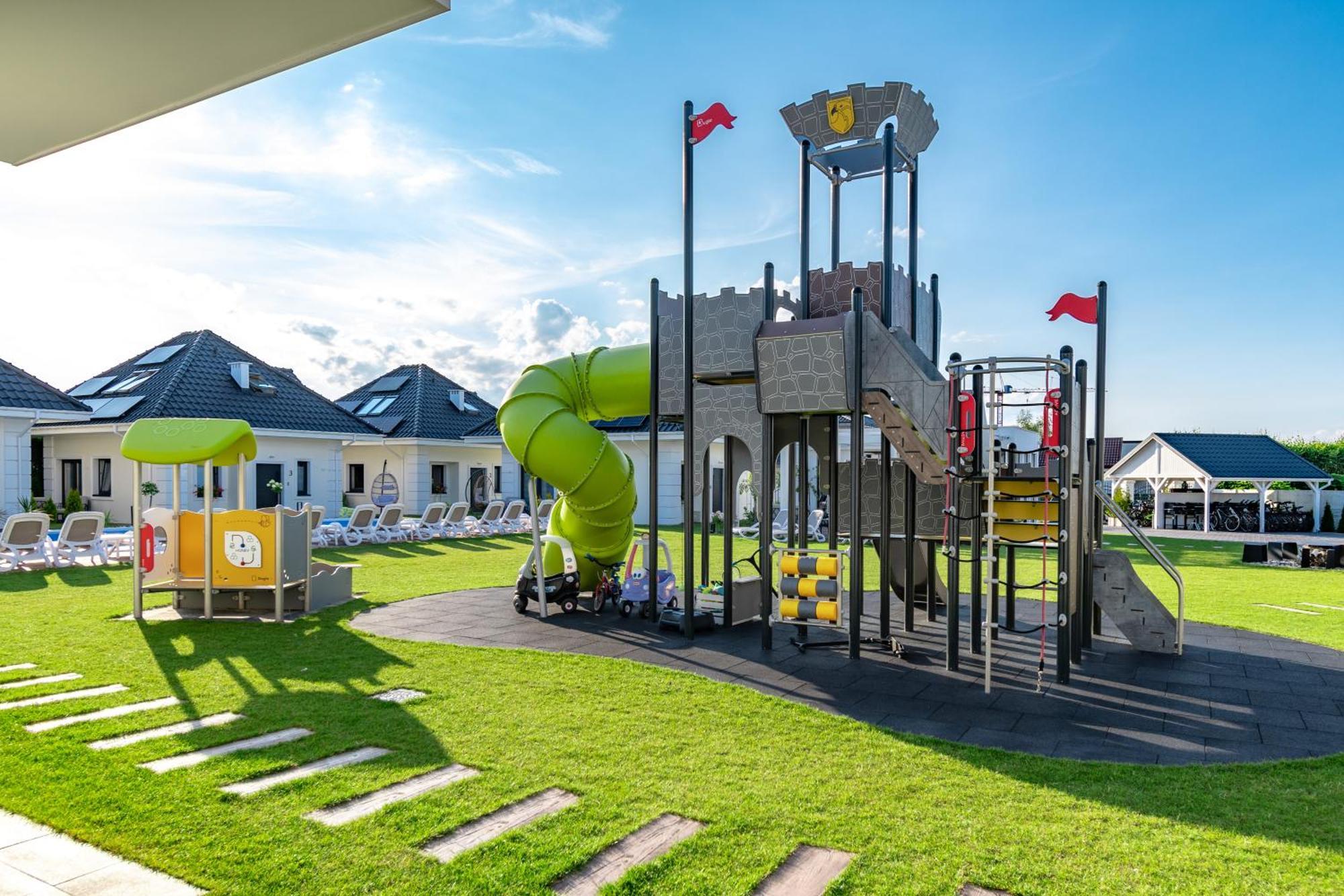 Family Resort Ustka - Domki Dwupoziomowe Z Basenem Exterior photo